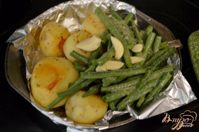 Фото приготовление рецепта: Запеченный картофель с зеленой фасолью шаг №2