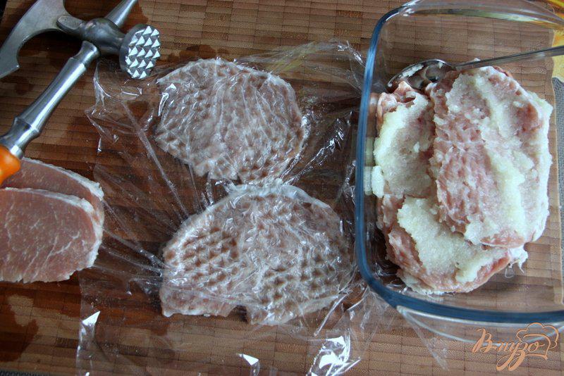 Фото приготовление рецепта: Отбивные из свинины в луковом кляре шаг №2