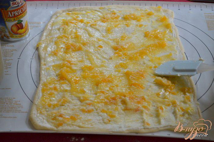 Фото приготовление рецепта: Кольцо со сливочным сыром и абрикосовой начинкой шаг №4
