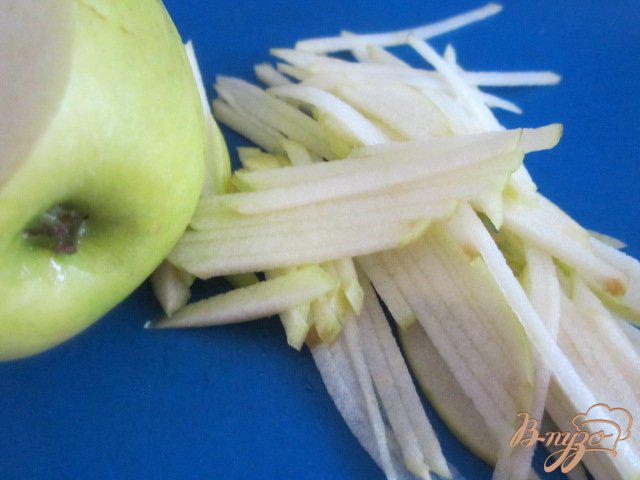 Фото приготовление рецепта: Салат со свеклой, яблоком и козьим сыром шаг №2