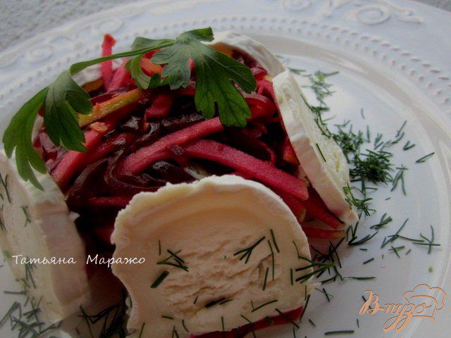 Фото приготовление рецепта: Салат со свеклой, яблоком и козьим сыром шаг №5