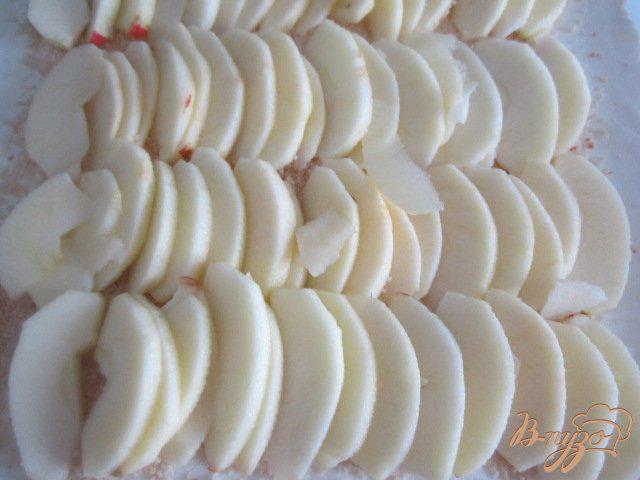 Фото приготовление рецепта: Пирог с яблоками и черникой (голубикой) шаг №3