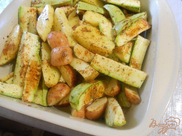 Фото приготовление рецепта: Запеченный картофель с кабачками шаг №2