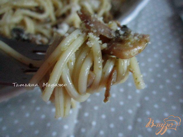 Фото приготовление рецепта: Спагетти с жареными шампиньонами и песто шаг №7