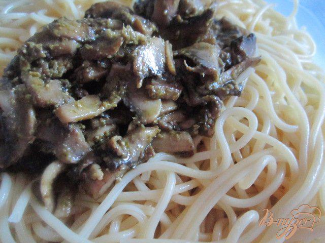 Фото приготовление рецепта: Спагетти с жареными шампиньонами и песто шаг №5