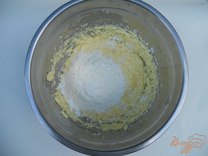 Фото приготовление рецепта: Пирог с абрикосами и малиновым центром шаг №3