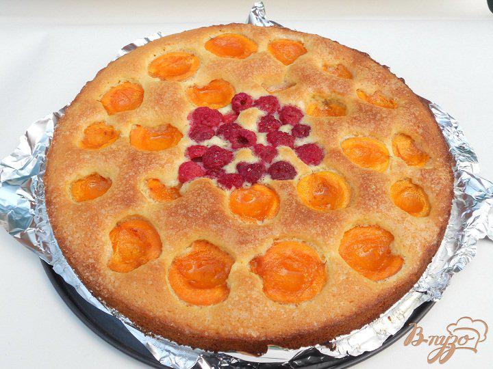 Фото приготовление рецепта: Пирог с абрикосами и малиновым центром шаг №5