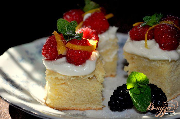 Фото приготовление рецепта: Чайный торт с ягодами шаг №7