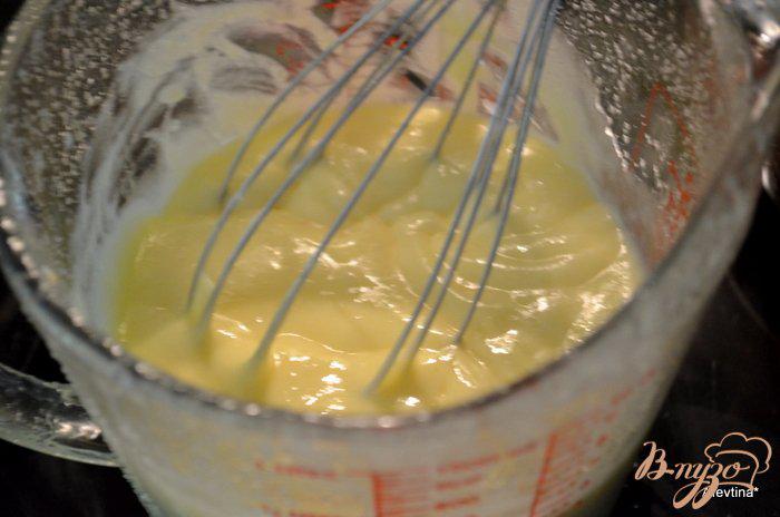 Фото приготовление рецепта: Ягодный простой кекс шаг №3