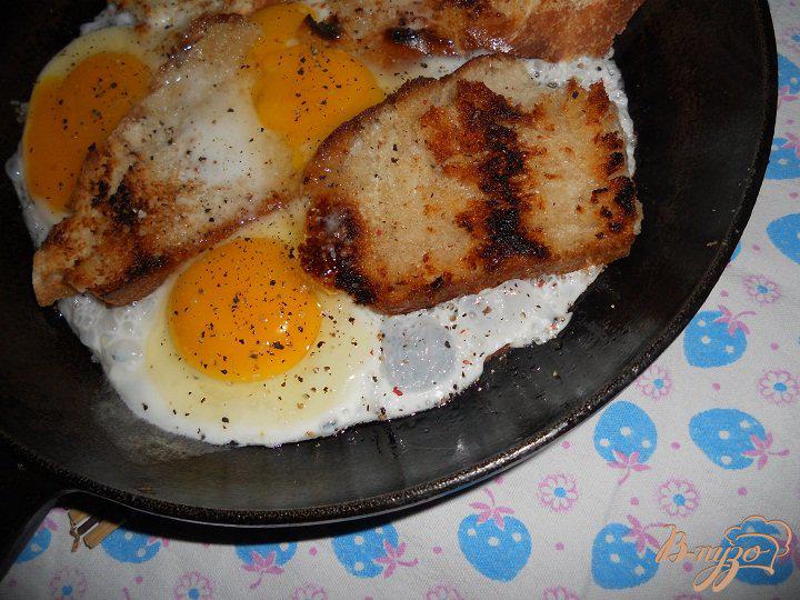 Фото приготовление рецепта: Гренки с яйцом и пармезаном шаг №3