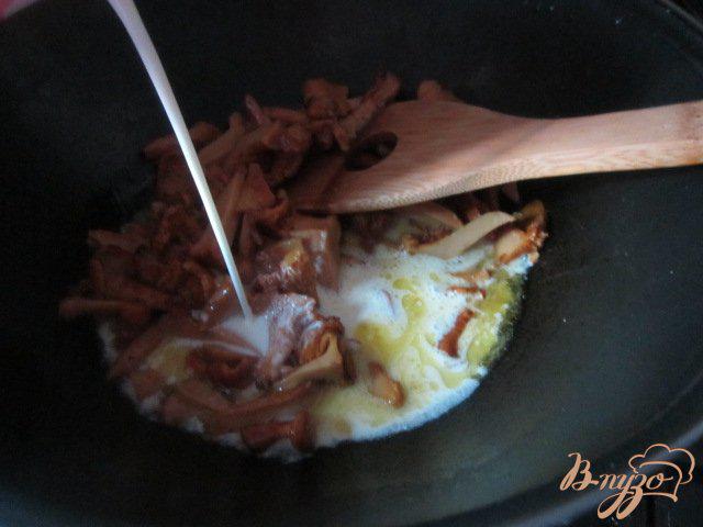 Фото приготовление рецепта: Котлетки с лисичками в сливочном соусе шаг №7