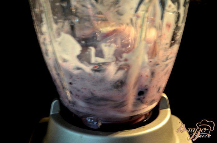 Фото приготовление рецепта: Слоистый десерт фруктово-ягодный шаг №2