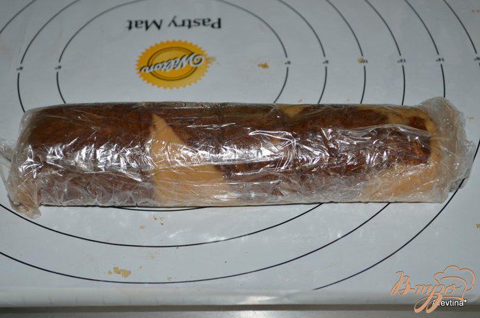 Фото приготовление рецепта: Печенье на коричневом сахаре шаг №4