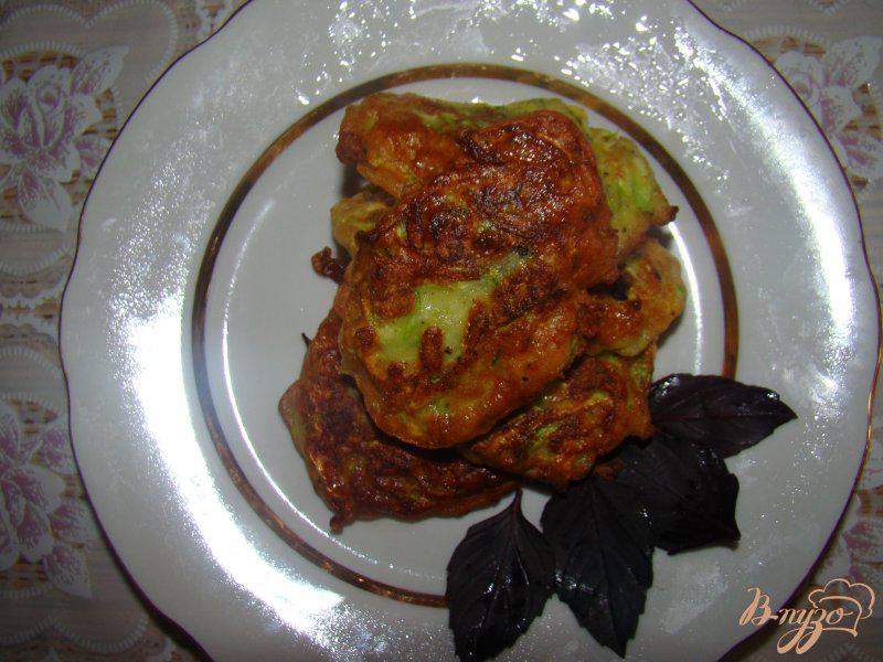 Фото приготовление рецепта: Оладьи из кабачков с базиликом шаг №6