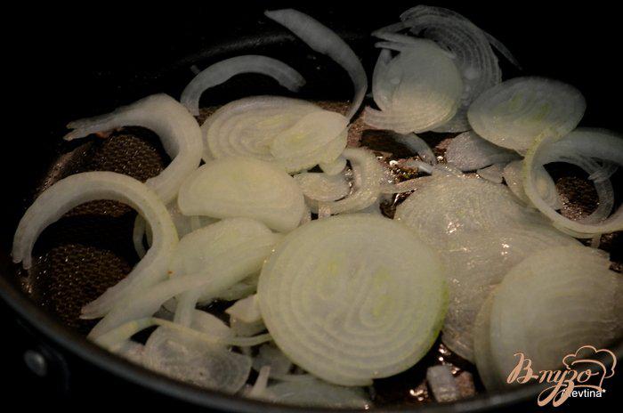 Фото приготовление рецепта: Говядина с грибами и луком шаг №3