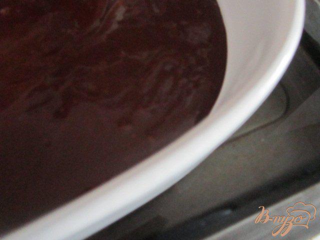 Фото приготовление рецепта: Брауни с кремом из маскарпоне и ягодами шаг №4