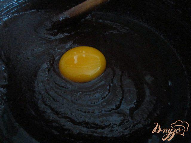Фото приготовление рецепта: Брауни с кремом из маскарпоне и ягодами шаг №3