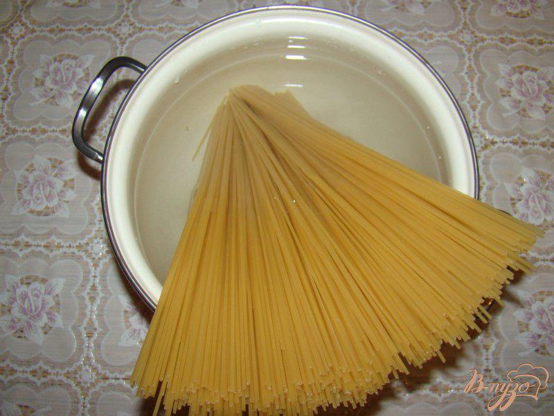 Фото приготовление рецепта: Спагетти с грибами и помидорами шаг №1
