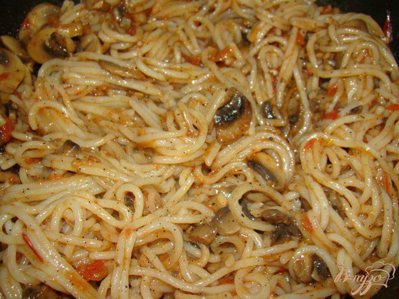 Фото приготовление рецепта: Спагетти с грибами и помидорами шаг №7