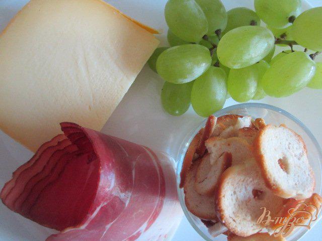 Фото приготовление рецепта: Салат с сыром и виноградом шаг №1