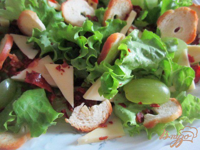 Фото приготовление рецепта: Салат с сыром и виноградом шаг №6
