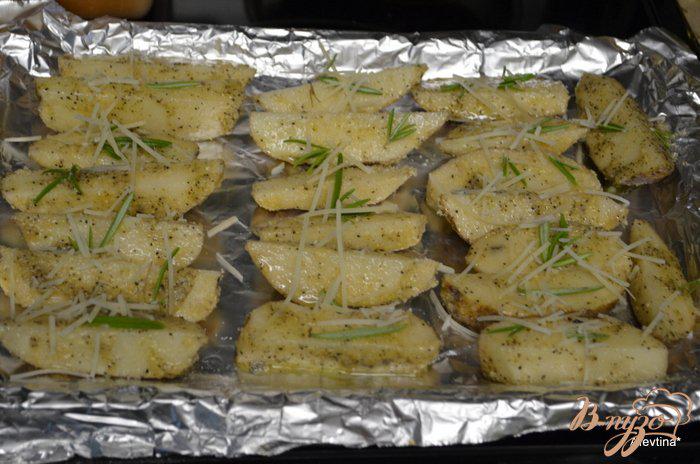 Фото приготовление рецепта: Картофель дольками с розмарином и пармезаном шаг №2
