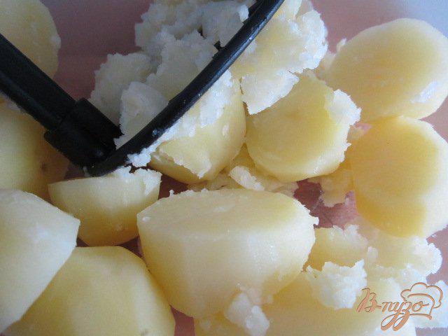 Фото приготовление рецепта: Вареники с картофелем и маслинами шаг №4