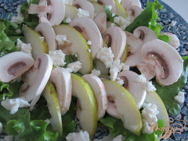 Фото приготовление рецепта: Салат с шампиньонами и овечьим сыром шаг №3