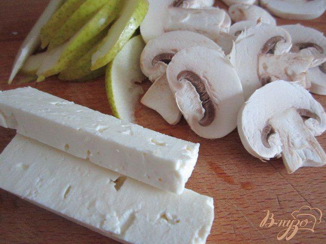Фото приготовление рецепта: Салат с шампиньонами и овечьим сыром шаг №2