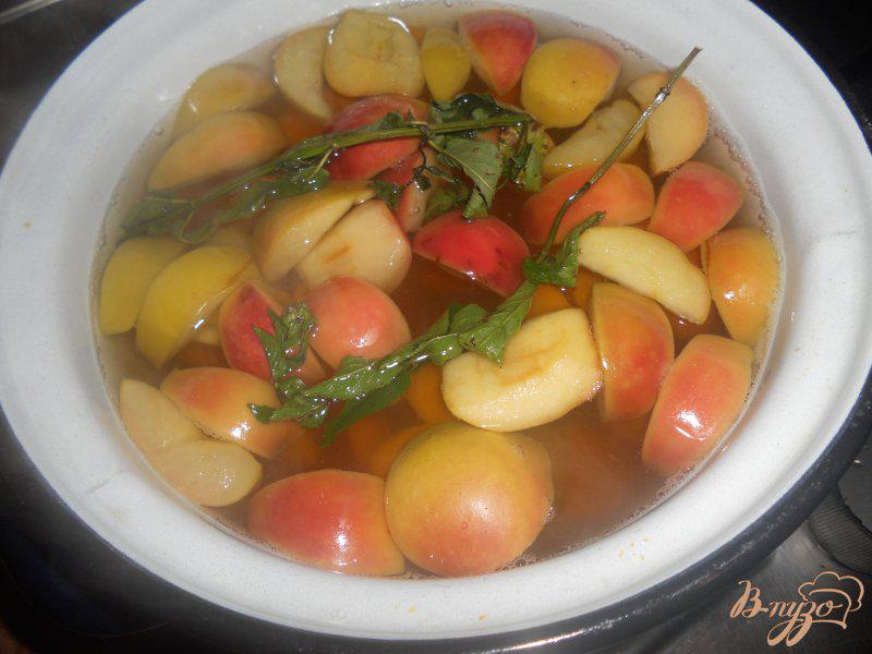 Фото приготовление рецепта: Компот мятный с абрикосами и яблоком шаг №3