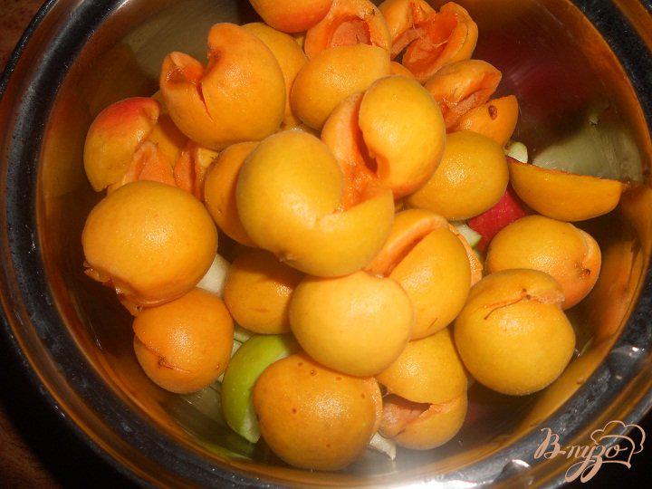 Фото приготовление рецепта: Компот мятный с абрикосами и яблоком шаг №1
