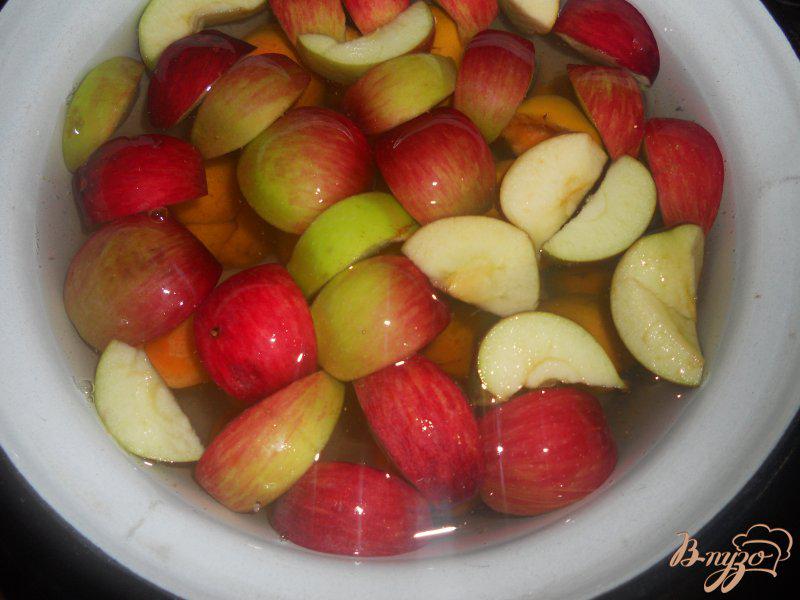 Фото приготовление рецепта: Компот мятный с абрикосами и яблоком шаг №2