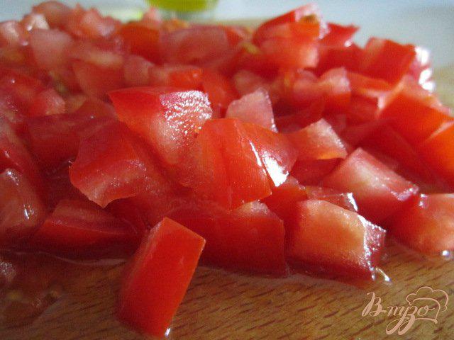 Фото приготовление рецепта: Салат с томатами, моцареллой и тунцом шаг №2