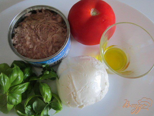 Фото приготовление рецепта: Салат с томатами, моцареллой и тунцом шаг №1