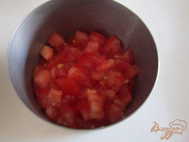 Фото приготовление рецепта: Салат с томатами, моцареллой и тунцом шаг №4