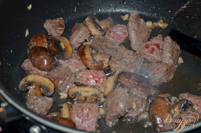 Фото приготовление рецепта: Ньокки с грибами и гамбургером шаг №3