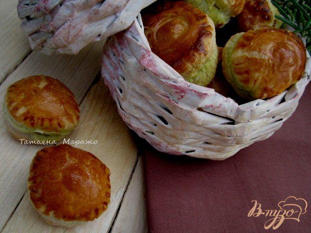Фото приготовление рецепта: Закусочные слойки с маслинами шаг №5