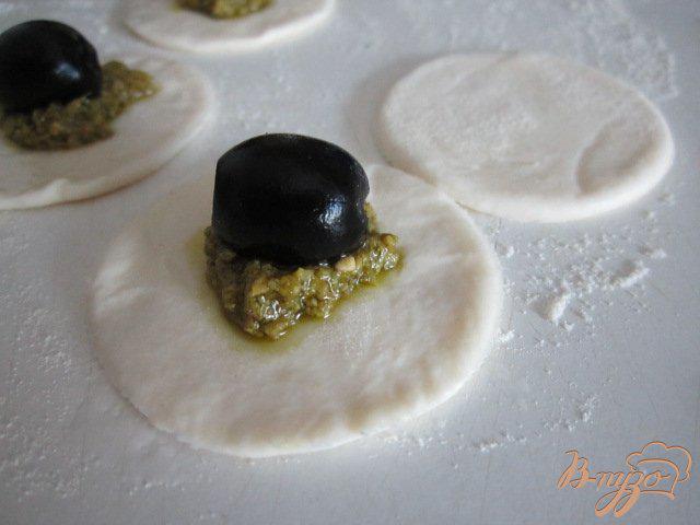 Фото приготовление рецепта: Закусочные слойки с маслинами шаг №2