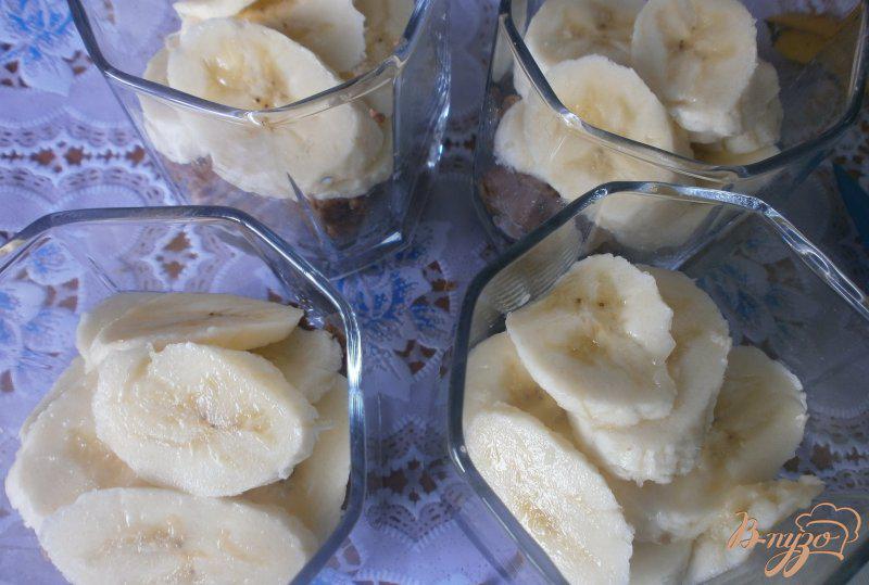 Фото приготовление рецепта: Банановый десерт с соусом из ирисок шаг №4