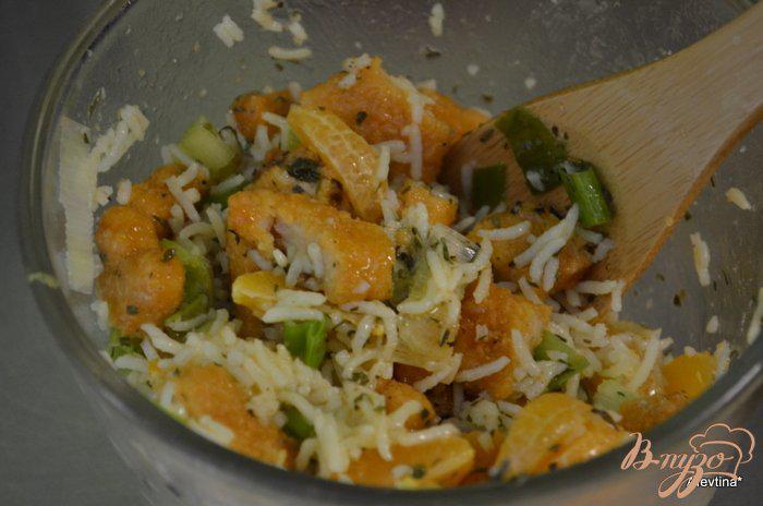 Фото приготовление рецепта: Салат  с курицей и апельсином шаг №4
