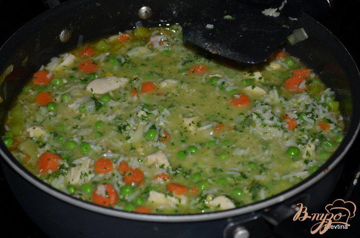 Фото приготовление рецепта: Суп куриный с зеленым горошком шаг №4
