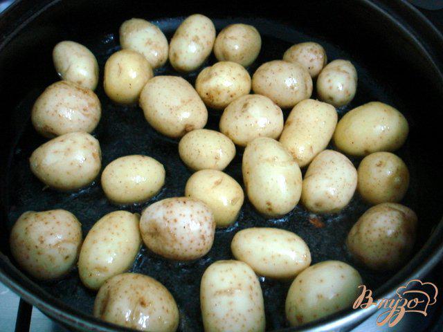 Фото приготовление рецепта: Молодой жареный картофель шаг №2