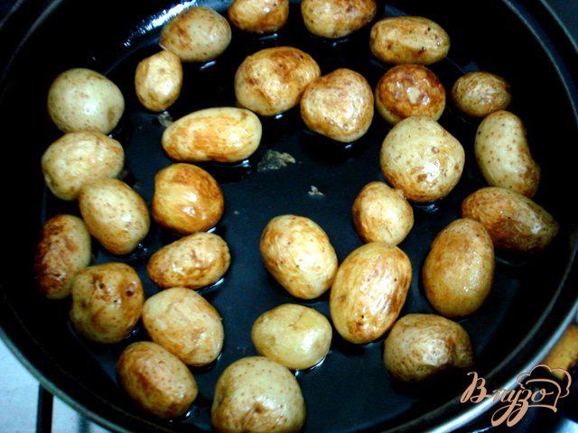 Фото приготовление рецепта: Молодой жареный картофель шаг №5