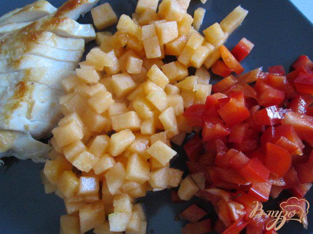 Фото приготовление рецепта: Салат с куриной грудкой, дыней и сладким перцем шаг №2