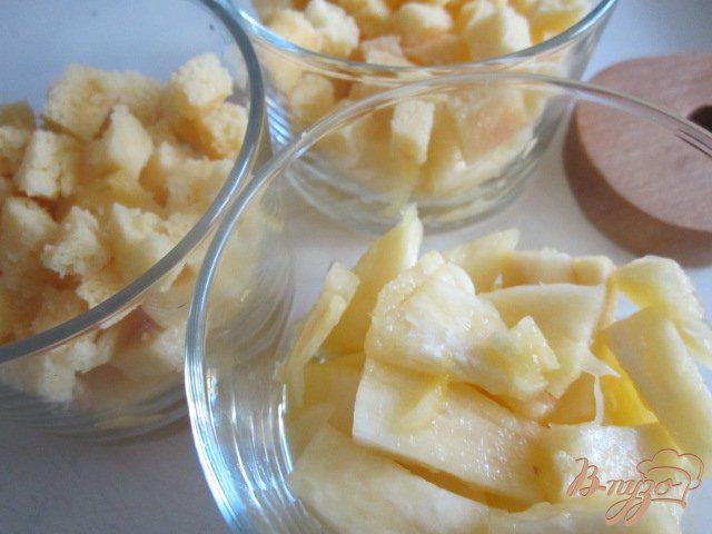 Фото приготовление рецепта: Творожный десерт с кусочками ананаса шаг №3