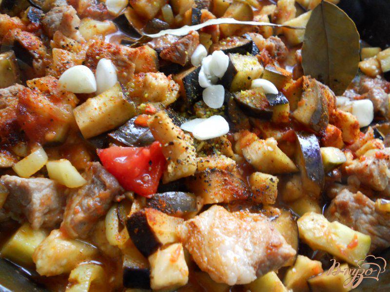 Фото приготовление рецепта: Свинина с баклажанами в остром соусе шаг №4