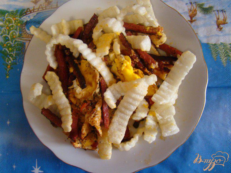 Фото приготовление рецепта: Яйца с колбасой и чипсами шаг №5