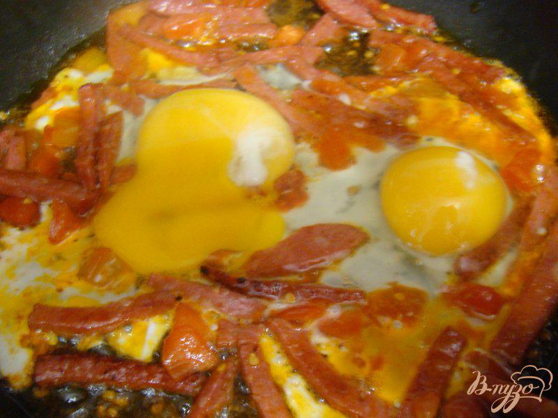 Фото приготовление рецепта: Яйца с колбасой и чипсами шаг №4