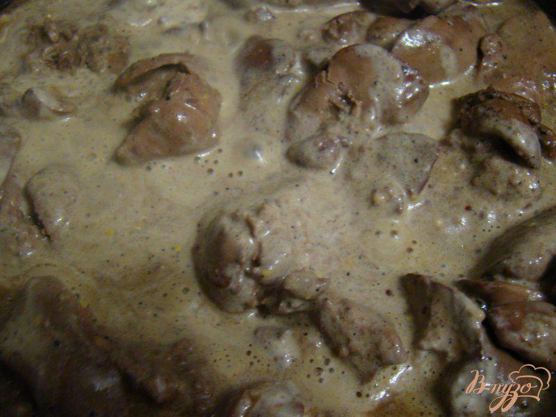 Фото приготовление рецепта: Куриная печень с горчицой и сметаной шаг №4