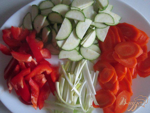 Фото приготовление рецепта: Лапша с овощами и куриным мясом шаг №4